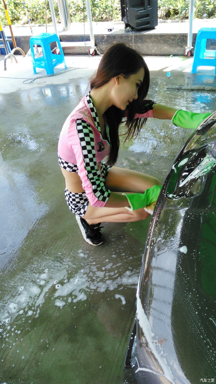 美女洗淋浴_美女穿丝袜洗美脚视频_美女洗