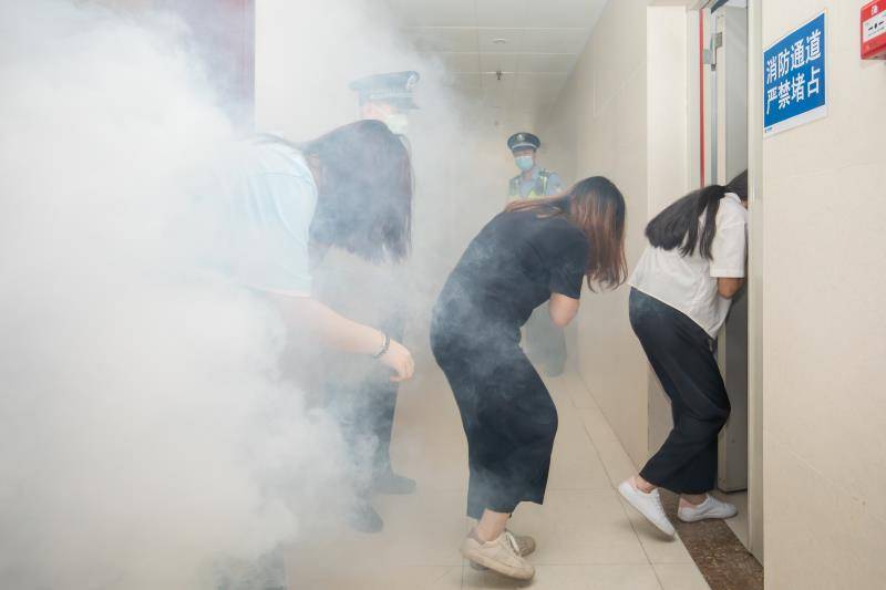 消防员不能玩手机_消防员玩手机时间_手机玩消防员游戏
