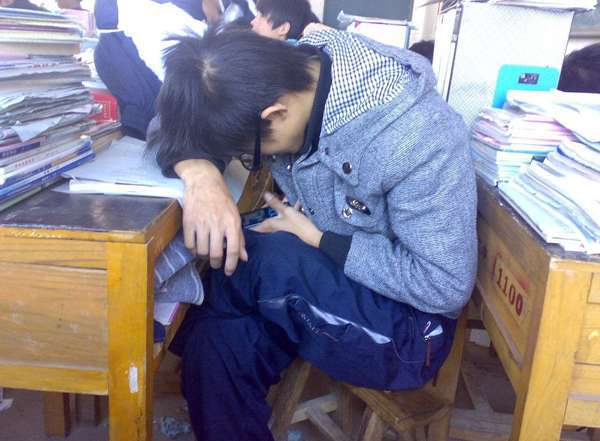 长期玩手机的游戏对身体的危害_长时间玩游戏对手机_长时间玩游戏玩手机的危害