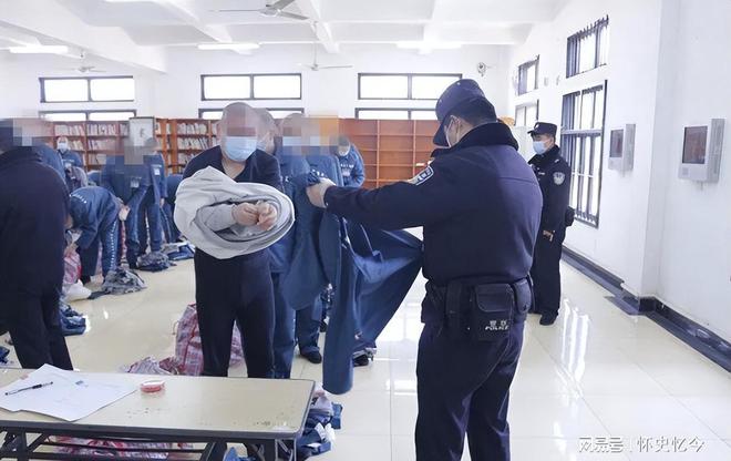 监狱蓝色马甲_监狱蓝色衣服代表什么意思啊_蓝色监狱