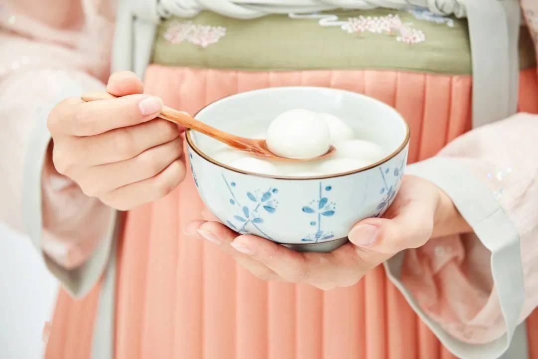 元宵吃汤圆的寓意和由来_元宵吃多了胃难受怎么办_吃元宵