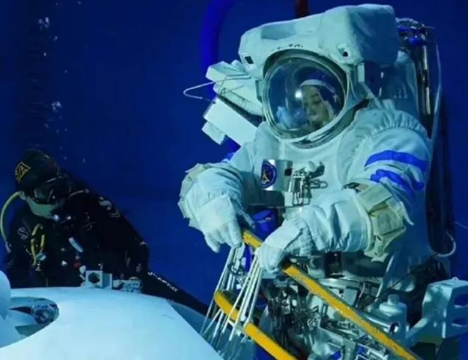 宇宙飞船战斗游戏_手机游戏飞船宇宙战争_飞船宇宙战争手机游戏怎么玩