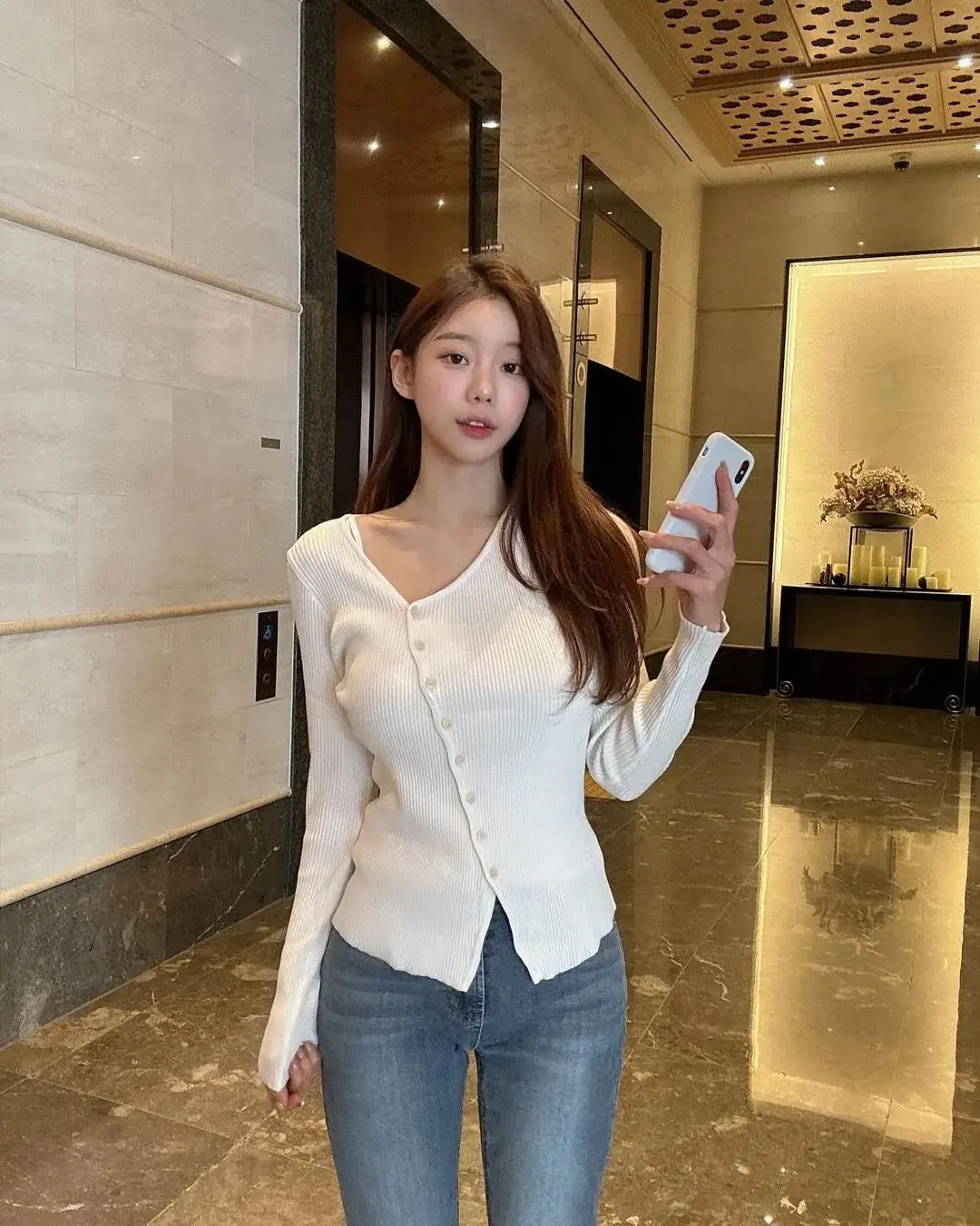 手机游戏自拍族：用自拍记录游戏精彩瞬间，展现生活态度